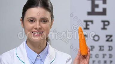可爱的护士在相机上展示胡萝卜，健康的节食推荐，维生素